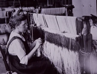 Amerikansk textilindustri, textiloperatör i Massachusetts bomullsbruk, ca 1900 (s/v foto)