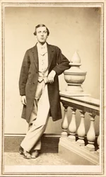 Oidentifierad man i topprock lutad mot pelare, ca 1860-75 (albumintryck)