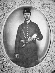 Okänd unionssoldat beväpnad med Colt Dragoon-revolver (s/v foto)