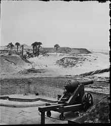 Utsikt österut från det övergivna Fort Moultrie, Charleston Harbor, South Carolina, april 1865