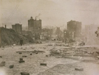 Utsikt över San Franciscos skyline med rök från branden orsakad av jordbävningen, 1906