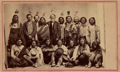 William F.M. Arny med apache- och utehövdingar,1867 (foto)