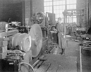 Women working in a factory during World War One, c.1917 