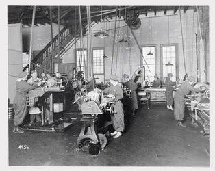 Women working in factories during World War I, c.1917 