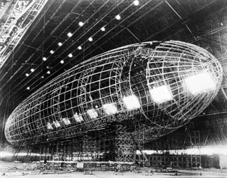 Worlds Largest Dirigible nästan färdigställd, publicerad på 1930-talet