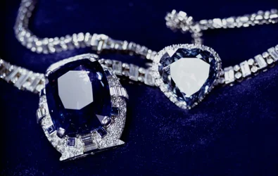 Bismarck-halsband och Empress Eugenies (1826-1920) ring (diamant, safir och platina)