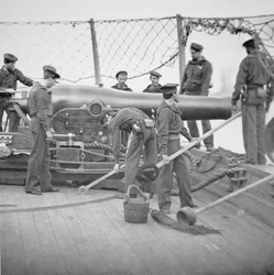 Federal Sailors Man en 9-tums Dahlgren Gun (s/v fotografi)