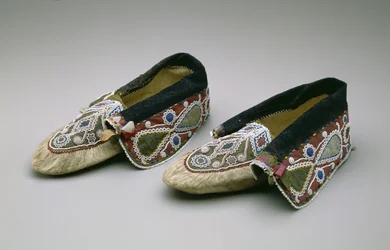 Mockasiner, Chippewa, ca 1835 (bockskinn, glaspärlor, bomull, sidentyg och band)