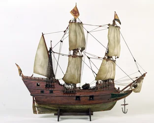 Modell av halvmånen, Henry Hudsons skepp, 1825-1900 (trä, duk, metall, färg, snöre)