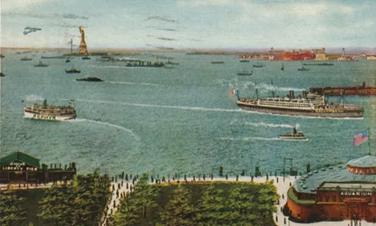 New Yorks hamn från batteriet, som visar Frihetsgudinnan och Ellis Island, ca 1910