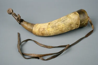 Pulverhorn med rem och propp, 1773 (horn, trä, läder & metall)