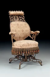 Rococo Revival målad och förgylld centripetalfåtölj i gjutjärn, tillverkad av American Chair Company, New York, ca 1850