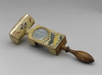 Sömnadsklämma, ca. 1840-1890 (lönn, tenn spegelglas, siden, papper och målad dekoration)