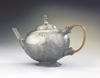 Tekanna, från Boston, Massachusetts, 1740-60 (tenn och trä)