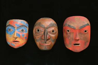 Tre shamanmasker (målad terrakotta)