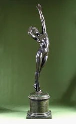 En bronsfigur av en naken kvinna