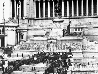 Fascistiskt firande till minne av den okände soldaten vid Altare della Patria (fäderlandets altare) i Rom, 1922-11-04 (s/v foto)