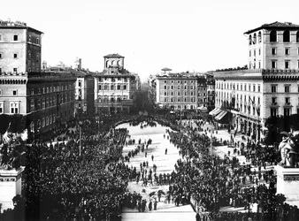 Piazza Venezia i Rom under det fascistiska firandet till minne av den okände soldaten vid Altare della Patria (fäderlandets altare), 1922-11-04 (s/v foto)