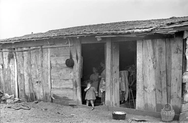 CROTONE - FAMILJ MED BARN I JORDBRUKSBEBYGGELSE,