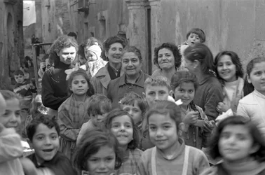 CROTONE - GRUPPFOTO MED KVINNOR OCH BARN