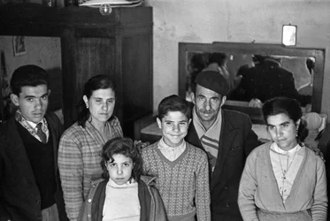 FAMILJEGRUPP I EN INTERIÖR