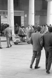 MASKERAD PÅ EN VESPA,