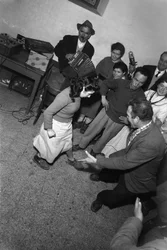 Människor dansar och spelar traditionell musik från Umbrien, Italien, ca 1958 (svartvitt foto)