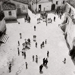 Flagellanternas procession, Albano di Lucania, Potenza, Basilicata, Italien (svartvitt foto)