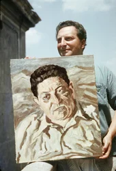 Den italienske målaren och författaren Carlo Levi (1902-1975) håller i ett av sina verk, ett porträtt av fackföreningsmannen Giuseppe di Vittorio (foto)