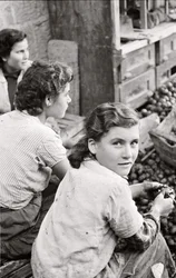 Leendet hos en ung flicka som skalar valnötter, Quaglino, Neapel, Italien, ca 1955 (svartvitt foto)