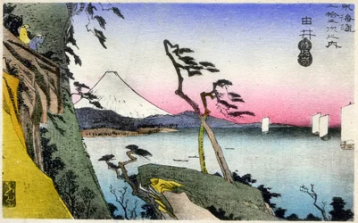 Geografi. Japan. Yui, utsikt över Fuji, snötäckt, från Satta-toge, med utsikt över Saruga Bay. (17:e stationen). Träsnitt av Hiroshige i: Femtiotre stationer på Tokaido (1833-1834). Vykort, Japan, ca 1900 (vykort)
