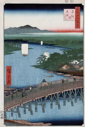 Senjus stora bron som korsar Sumidafloden, med berg i bakgrunden, träsnitt av Ando Hiroshige