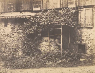 [Rustik byggnad med människan under spaljé], ca. 1853.
