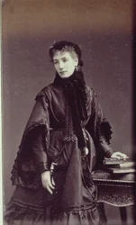 Porträtt av Sarah Bernhardt (1844-1923) i stadsdräkt