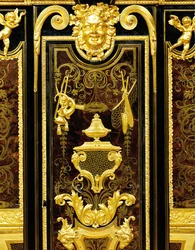 Louis XIV petit armoise, ca 1700-10 (ormolu, mässing, sköldpaddsskal, ebenholts och intarsia)