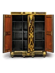 Louis XIV petit armoise, ca 1700-10 (ormolu, mässing, sköldpaddsskal, ebenholts och intarsia)