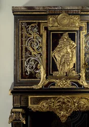 Art France: Skåpet pryder figuren av kung Ludvig XIV (1638-1715) i Hercules Gaulois. Detalj. Möbler av Andre Boulle (1642-1733) ca 1700. Höjd: 1,87m. Paris, Louvren