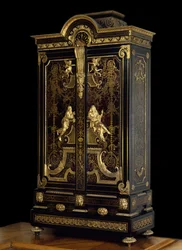 Möbler i Louis XIV-stil (1661-1715): garderob dekorerar figurer av Aspasie och Sokrates gjorda i ek, ebene och förgyllning av Andre Boulle (1642-1732) Vers 1710 Paris. Louvren