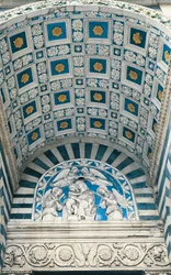Mittvalv av portik, med blå kista och förgyllda rosetter, och lunett ovanför, med glaserad lergodsrelief av Madonna och barn