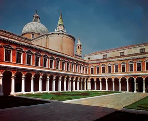 Renässansarkitektur: vy över klostergården vid kyrkan San Giorgio Maggiore (Sankt Göran den store), ritad av arkitekten Andrea di Pietro della Gondola, kallad Palladio (1508-1580), 1566, Venedig (Venezia), Italien