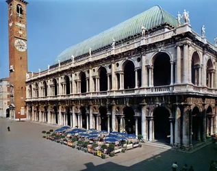 Utsikt över fasaden av Basilica Palladiana, byggd 1549-1614