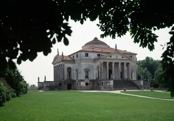 Utsikt över Villa Almerico-Capra, byggd av den italienska arkitekten Andrea Palladio (1508-1580) 1567-1570 och färdigställd av Vincenzo Scamozzi (1552-1616) 1591, Vicenza, Italien eller Rondellen av Andrea Pa