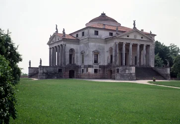 Utsikt över Villa Almerico-Capra, byggd av den italienska arkitekten Andrea Palladio (1508-1580) 1567-1570 och färdigställd av Vincenzo Scamozzi (1552-1616) 1591, Vicenza, Italien eller Rondellen av Andrea Pa