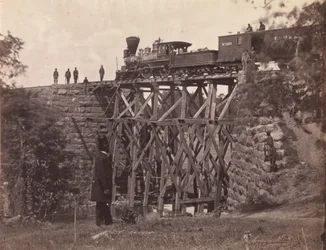Bro på Orange och Alexandria Rail Road, som reparerad av arméingenjörer under överste Herman Haupt, 1865 (albumin silvertryck från glasnegativ)