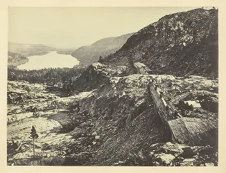 Toppmötet i Sierra Nevada, snöskjul i förgrunden, Donnersjön i fjärran, C. P. R. R.
