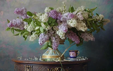 Stilleben med lila blommor