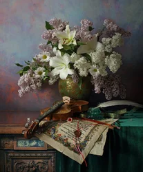 Stilleben med fiol och blommor