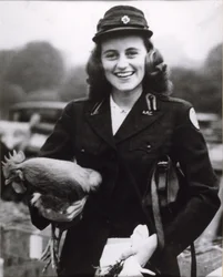 Kick Kennedy iklädd en amerikansk Röda Kors-uniform i London, ca 1943 (s/v-foto)
