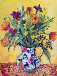 Kanna med vårblommor på en gul mark