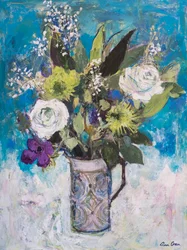 Kanna med vita rosor och andra blommor